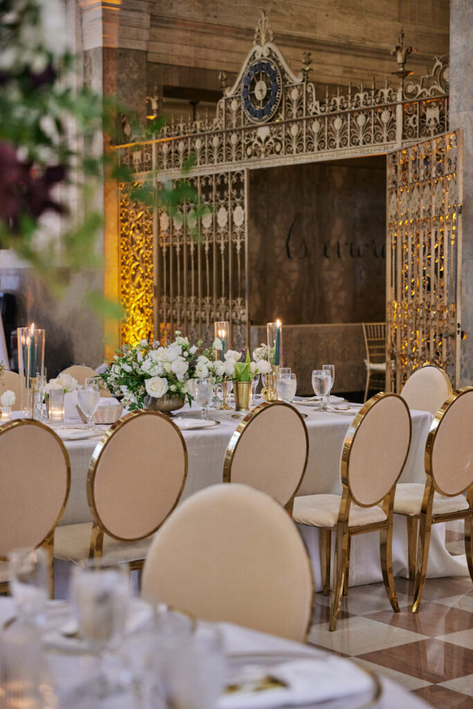 Elegant reception table with white and gold wedding décor